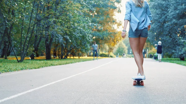 夏の公園でスケート少女 — ストック写真