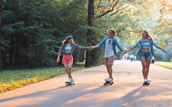 Young Happy Skaters Park Vacation — Stock Photo, Image