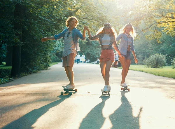 Young Happy Skaters Park — Stock Photo, Image