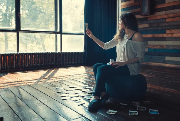 Jeune Jolie Fille Avec Des Photos Intérieur — Photo