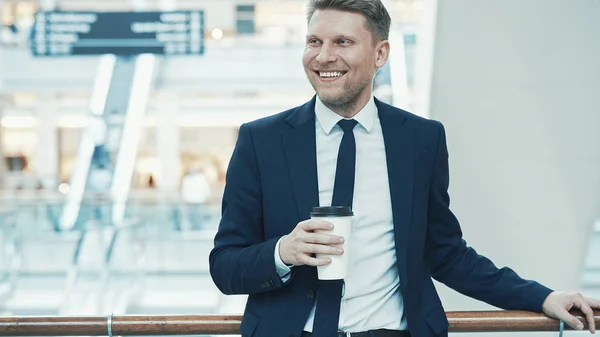 Homme Affaires Souriant Costume Avec Café Intérieur — Photo