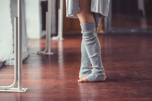 Beine Einer Ballerina Gamaschen Drinnen — Stockfoto