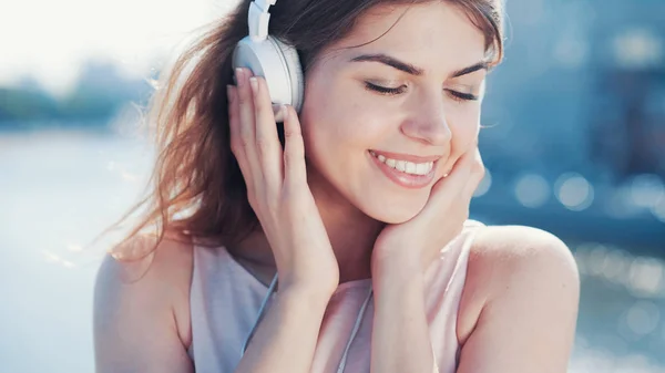 Menina Sorridente Ouvir Música Com Fones Ouvido Livre — Fotografia de Stock