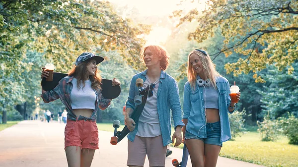 Skateboard Sorridenti Nel Parco Estivo — Foto Stock