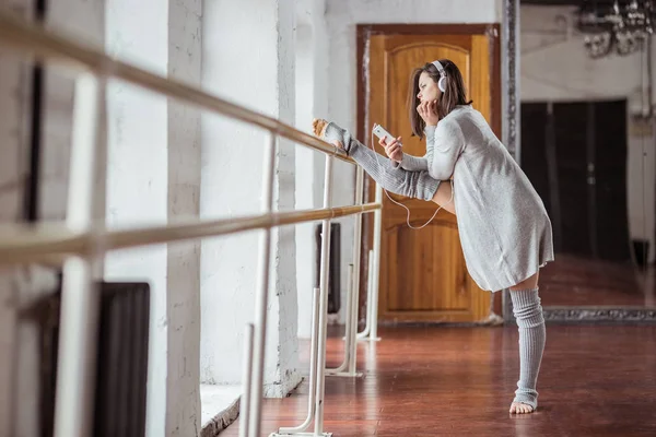 Jovem Bailarina Com Fones Ouvido Treinamento Estúdio Dança — Fotografia de Stock