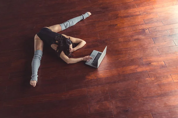 Young Ballerina Laptop — Stock Photo, Image