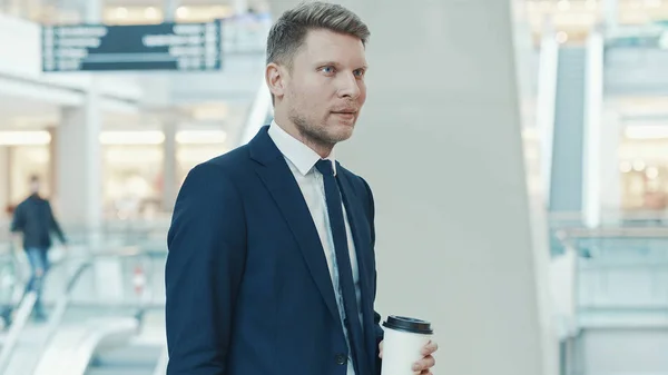 Joven Hombre Negocios Traje Con Café Interior —  Fotos de Stock