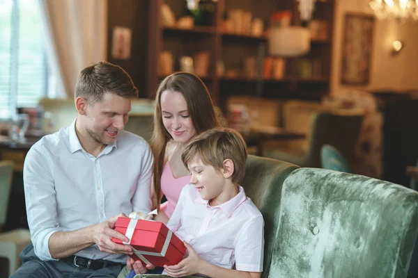 Junge Familie Mit Kind Hause — Stockfoto