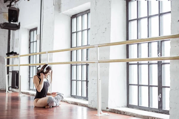 Chica Joven Escuchar Música Los Auriculares Estudio Baile — Foto de Stock