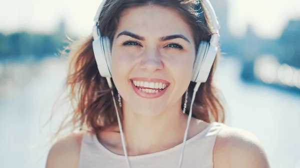 Joven Chica Feliz Con Auriculares Aire Libre — Foto de Stock