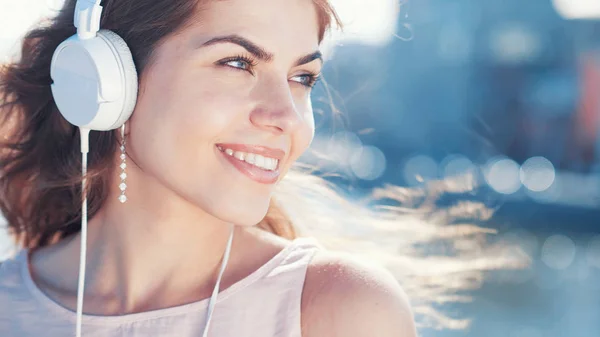 Joven Chica Sonriente Con Auriculares Cerca —  Fotos de Stock