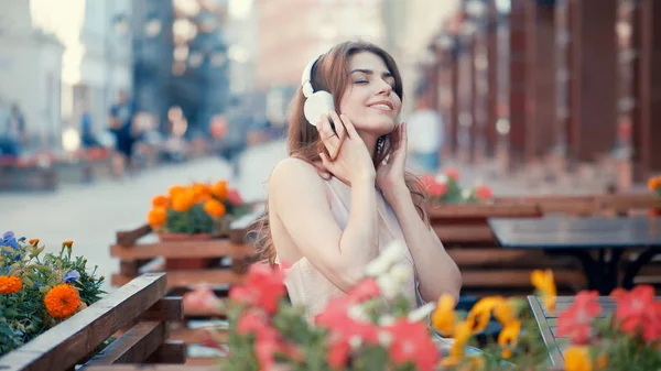 Jovem Mulher Ouvir Música Fones Ouvido Livre — Fotografia de Stock