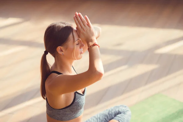 Chica Joven Practicando Yoga Interior —  Fotos de Stock