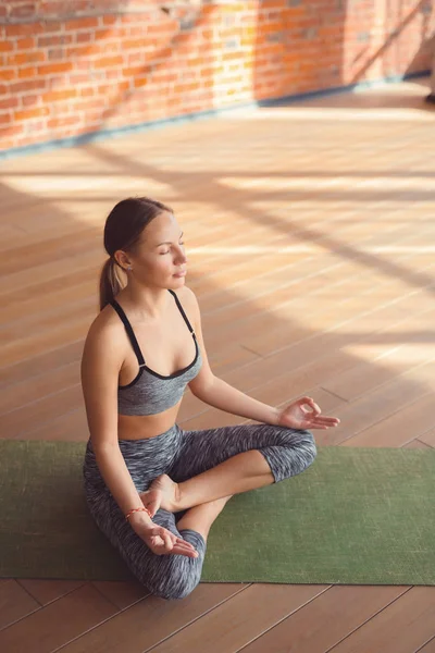 Attraktive Junge Frau Yoga Kurs — Stockfoto