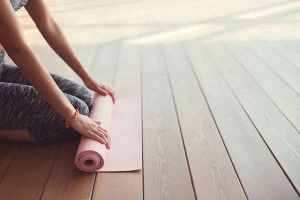 Junges Mädchen Mit Matte Yoga Kurs — Stockfoto