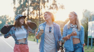 Mutlu gençlerle kaykaylar