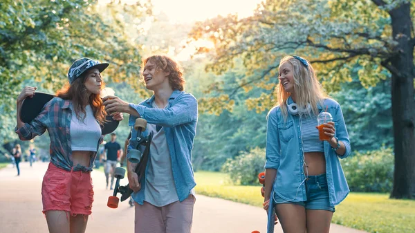 Giovani sorridenti con gli skateboard — Foto Stock