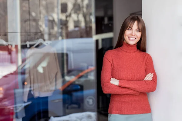 Sorrindo mulher atraente dentro de casa — Fotografia de Stock