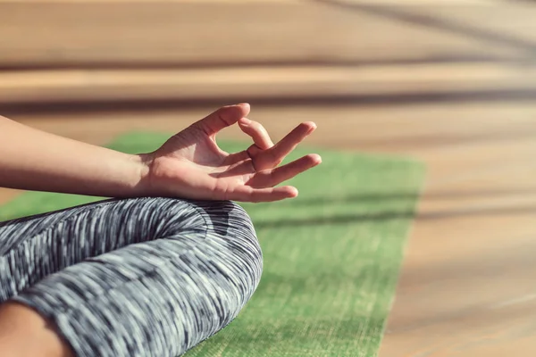 Jong meisje oefenen yoga — Stockfoto