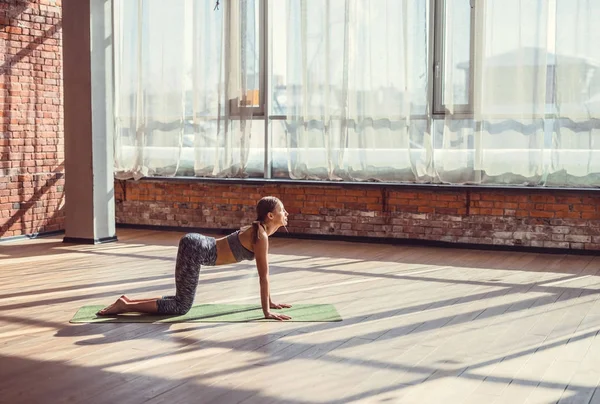Jong meisje beoefenen van yoga in studio — Stockfoto