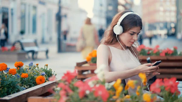 Junges attraktives Mädchen hört Musik — Stockfoto