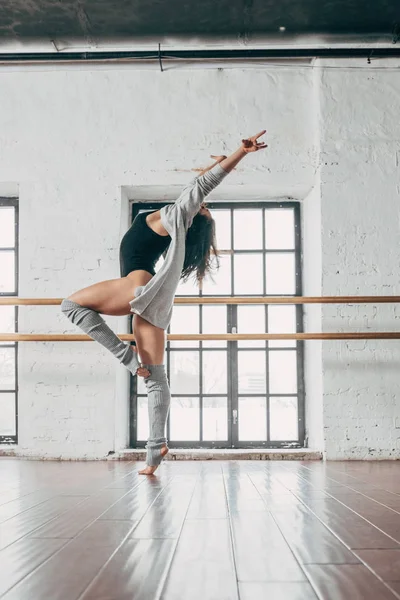 Bailarina joven bailando en estudio Fotos de stock