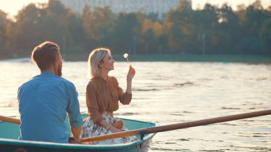 Bir karahindiba ile genç kız