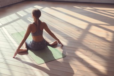 Yoga yapan genç kız.