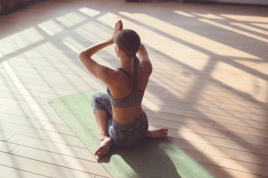 Yoga Çalışan Genç Kadın