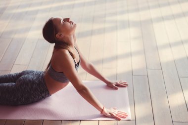 Yoga yaparken genç öğretim üyesi