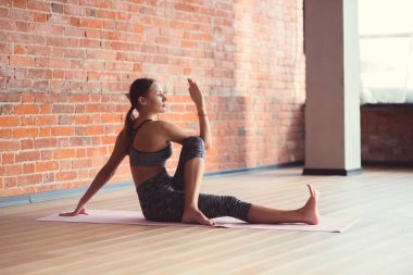 Yoga Çalışan Genç Kadın