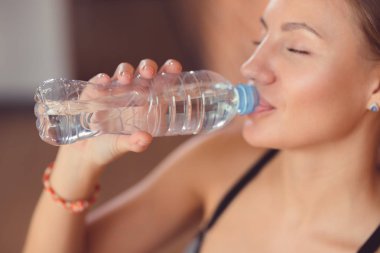 genç kız içecekler su