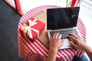 Dizüstü bilgisayarlı erkek eller