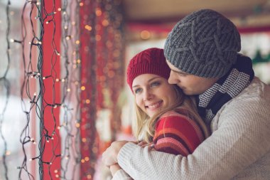 Gülümseyen çift kapalı sarılma