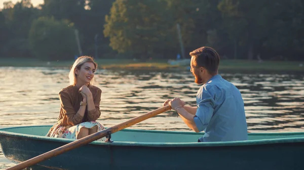 Jovem casal atraente em um barco — Fotografia de Stock