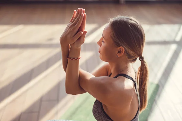 Nuori nainen meditoi sisätiloissa — kuvapankkivalokuva