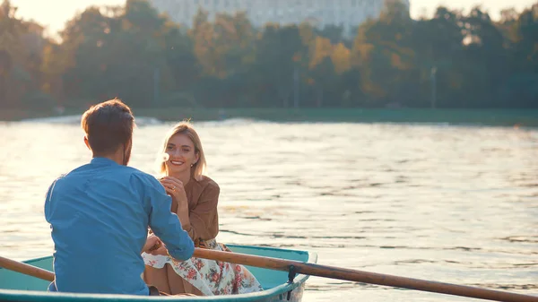 Jeune couple au coucher du soleil — Photo