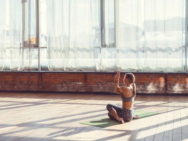 Chica joven meditando en el interior —  Fotos de Stock