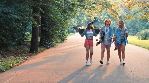 Des jeunes souriants avec des skateboards — Photo