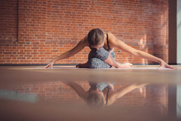 Ung kvinna som tränar yoga — Stockfoto