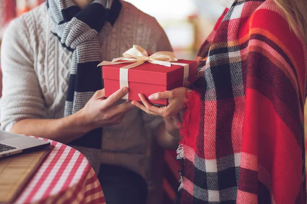 Junges Paar mit einem Geschenk — Stockfoto