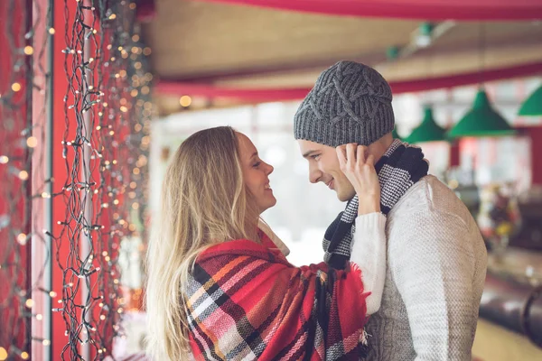 Lächelndes Paar bei einem Date — Stockfoto