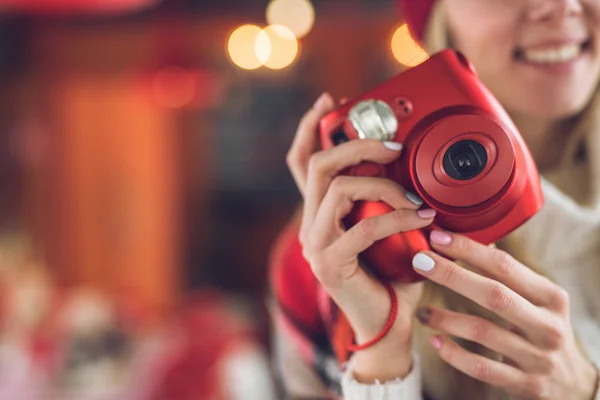 Jonge vrouw met polaroid glimlachen — Stockfoto