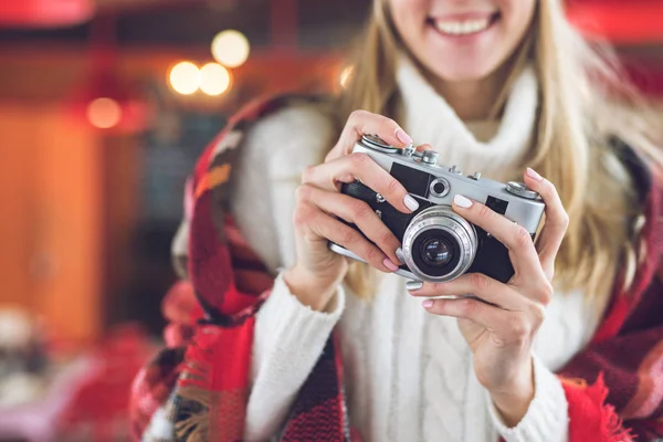 Lachende meisje met retro camera — Stockfoto