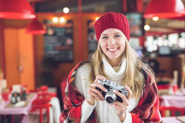Усміхнена молода дівчина з ретро камерою — стокове фото