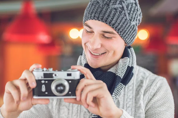 Χαμογελαστός άνθρωπος με μια ρετρό φωτογραφική μηχανή — Φωτογραφία Αρχείου