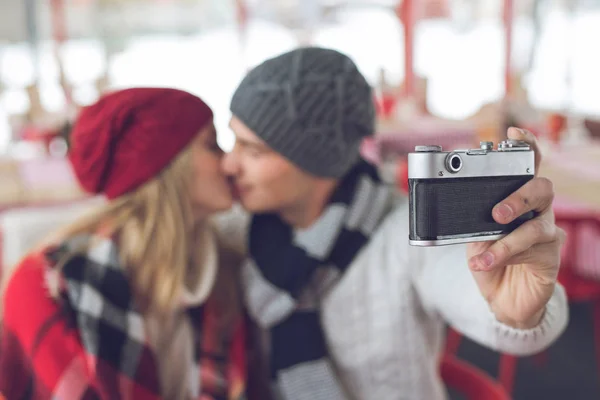 Junges Paar macht Selfie lizenzfreie Stockfotos