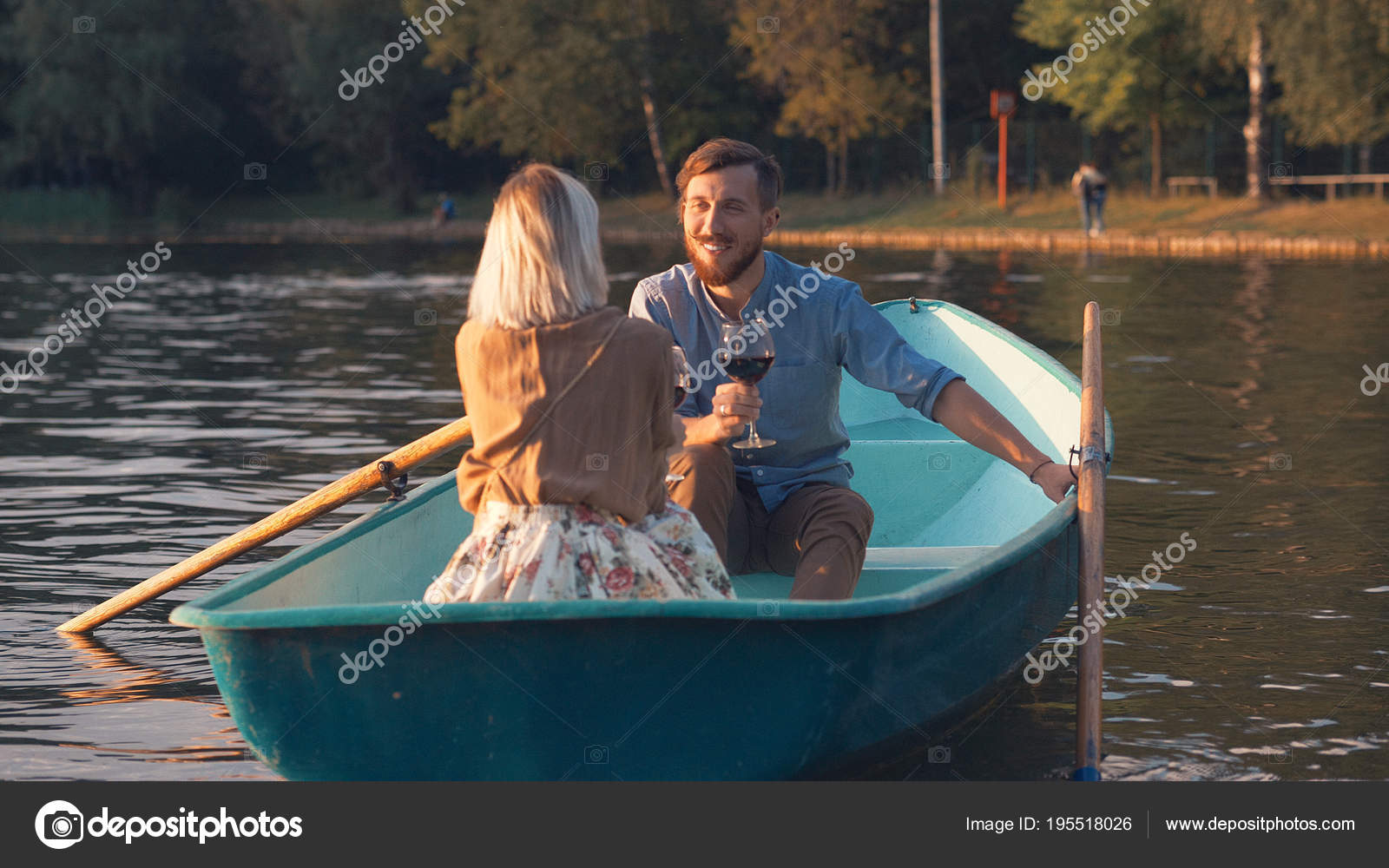 foto-molodie-v-lodke-on-laskaet-ee-nezhno-nezhno