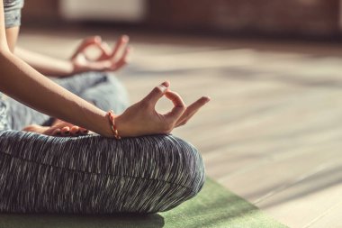 Lotus poz yakın çekim genç kadın