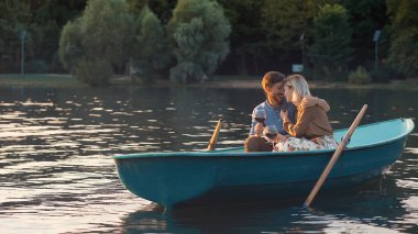 Bir tarihte gülümseyen çekici çift